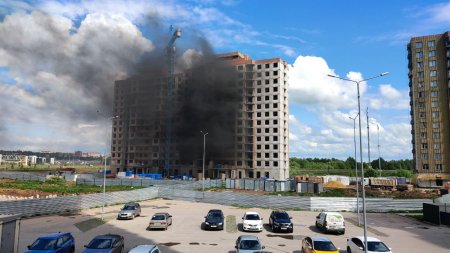 В Туле в строительном комплексе на улице Новомосковская в строящемся доме загорелся мусор